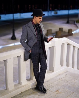 Wie blauen Anzug mit Schottenmuster mit schwarzer Leder Oxford Schuhe zu kombinieren – 5 Herren Outfits: Erwägen Sie das Tragen von einem blauen Anzug mit Schottenmuster und einem grauen Mantel für einen stilvollen, eleganten Look. Schwarze Leder Oxford Schuhe sind eine großartige Wahl, um dieses Outfit zu vervollständigen.