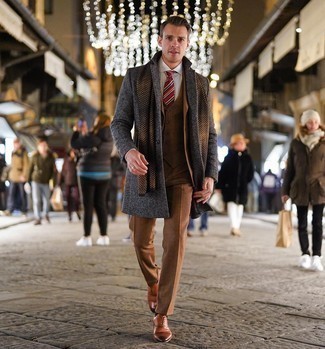 Beige Dreiteiler kombinieren – 48 Herren Outfits: Tragen Sie einen beige Dreiteiler und einen dunkelgrauen Mantel, um vor Klasse und Perfektion zu strotzen. Dieses Outfit passt hervorragend zusammen mit rotbraunen Leder Oxford Schuhen.