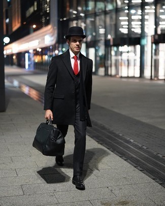 Rote Krawatte kombinieren – 500+ Herren Outfits: Kombinieren Sie einen schwarzen Mantel mit einer roten Krawatte für eine klassischen und verfeinerte Silhouette. Warum kombinieren Sie Ihr Outfit für einen legereren Auftritt nicht mal mit schwarzen Leder Slippern mit Fransen?