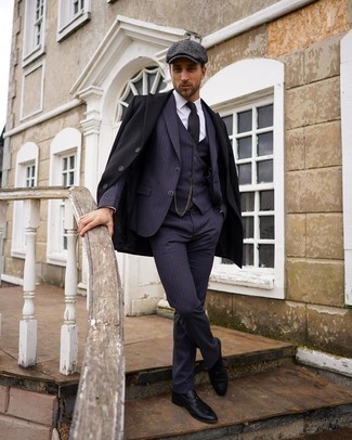 30 Jährige: Business Schuhe kombinieren – 500+ Elegante Herren Outfits kalt Wetter: Kombinieren Sie einen schwarzen Mantel mit einem dunkelblauen vertikal gestreiften Dreiteiler für eine klassischen und verfeinerte Silhouette. Vervollständigen Sie Ihr Look mit Business Schuhen.