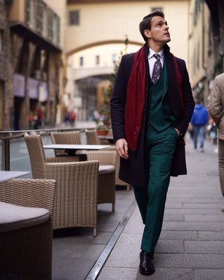 Dunkeltürkisen Anzug kombinieren – 33 Herren Outfits kühl Wetter: Entscheiden Sie sich für einen klassischen Stil in einem dunkeltürkisen Anzug und einem dunkelblauen Mantel. Schwarze Leder Oxford Schuhe sind eine kluge Wahl, um dieses Outfit zu vervollständigen.