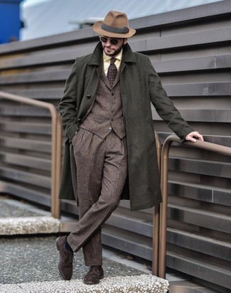 Braunen Wollanzug kombinieren – 119 Herren Outfits: Kombinieren Sie einen braunen Wollanzug mit einem dunkelgrünen Mantel, um vor Klasse und Perfektion zu strotzen. Fühlen Sie sich ideenreich? Entscheiden Sie sich für dunkelbraunen Wildleder Derby Schuhe.