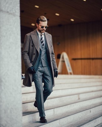 Grauen Wollanzug kombinieren – 411 Herren Outfits: Erwägen Sie das Tragen von einem grauen Wollanzug und einem weißen und schwarzen Mantel mit Hahnentritt-Muster für eine klassischen und verfeinerte Silhouette. Schwarze Leder Oxford Schuhe sind eine großartige Wahl, um dieses Outfit zu vervollständigen.