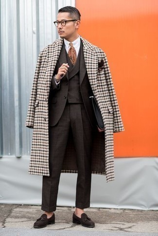 Braunen Mantel mit Vichy-Muster kombinieren – 21 Herren Outfits: Kombinieren Sie einen braunen Mantel mit Vichy-Muster mit einem dunkelbraunen Dreiteiler mit Schottenmuster, um vor Klasse und Perfektion zu strotzen. Vervollständigen Sie Ihr Look mit dunkelbraunen Wildleder Slippern mit Quasten.