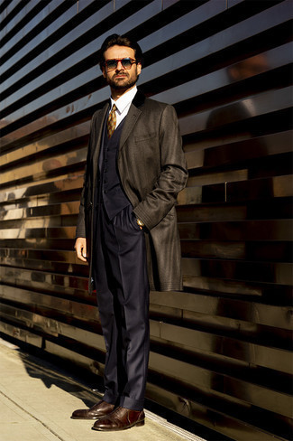 Wie dunkelblauen Anzug mit brauner Leder Oxford Schuhe zu kombinieren – 241 Elegante Herren Outfits: Entscheiden Sie sich für einen dunkelblauen Anzug und einen dunkelbraunen Mantel für einen stilvollen, eleganten Look. Dieses Outfit passt hervorragend zusammen mit braunen Leder Oxford Schuhen.