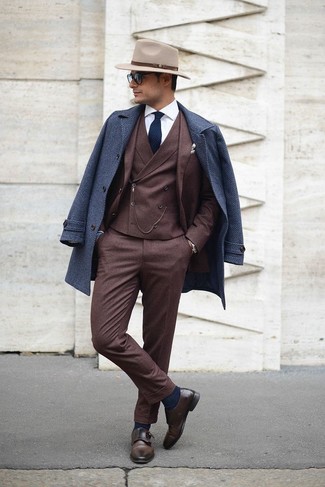 Welche Doppelmonks mit rotbraunen Anzuges zu tragen – 49 Herren Outfits: Kombinieren Sie einen rotbraunen Anzug mit einem dunkelblauen Mantel, um vor Klasse und Perfektion zu strotzen. Fühlen Sie sich mutig? Entscheiden Sie sich für Doppelmonks.