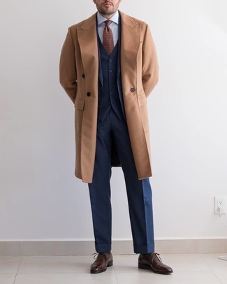 Camel Mantel kombinieren – 500+ Herren Outfits kühl Wetter: Kombinieren Sie einen camel Mantel mit einem dunkelblauen Dreiteiler, um vor Klasse und Perfektion zu strotzen. Dunkelbraune Leder Oxford Schuhe fügen sich nahtlos in einer Vielzahl von Outfits ein.