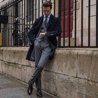 Grauen Dreiteiler kombinieren – 279 Herren Outfits: Entscheiden Sie sich für einen grauen Dreiteiler und einen dunkelblauen Mantel, um vor Klasse und Perfektion zu strotzen. Dunkelbraune Leder Oxford Schuhe fügen sich nahtlos in einer Vielzahl von Outfits ein.