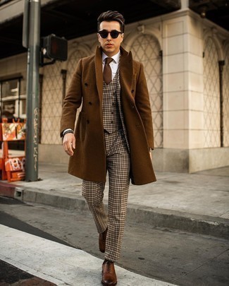 Welche Anzüge mit braunen Mantels zu tragen – 93 Elegante Herren Outfits kalt Wetter: Entscheiden Sie sich für einen braunen Mantel und einen Anzug für eine klassischen und verfeinerte Silhouette. Dunkelbraune Leder Oxford Schuhe fügen sich nahtlos in einer Vielzahl von Outfits ein.
