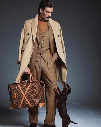 Braunen Anzug mit Schottenmuster kombinieren – 81 Herren Outfits: Entscheiden Sie sich für einen braunen Anzug mit Schottenmuster und einen beigen Mantel für eine klassischen und verfeinerte Silhouette. Dunkelbraune Leder Oxford Schuhe sind eine kluge Wahl, um dieses Outfit zu vervollständigen.