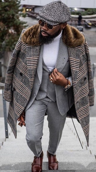 Braunes bedrucktes Einstecktuch kombinieren – 120 Elegante Herren Outfits: Ein grauer Mantel mit Schottenmuster und ein braunes bedrucktes Einstecktuch sind das Outfit Ihrer Wahl für faule Tage. Braune Doppelmonks aus Leder bringen Eleganz zu einem ansonsten schlichten Look.