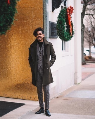 Schwarzen Pullover kombinieren – 368 Elegante Herren Outfits: Kombinieren Sie einen schwarzen Pullover mit einem dunkelbraunen Mantel für einen für die Arbeit geeigneten Look. Fühlen Sie sich mutig? Komplettieren Sie Ihr Outfit mit schwarzen Leder Slippern.