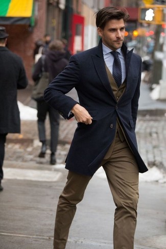 Anzug kombinieren – 500+ Elegante Herren Outfits kalt Wetter: Entscheiden Sie sich für einen Anzug und einen dunkelblauen Mantel, um vor Klasse und Perfektion zu strotzen.