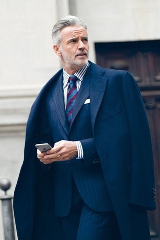 40 Jährige: Weißes Einstecktuch kombinieren – 55 Herbst Herren Outfits: Erwägen Sie das Tragen von einem dunkelblauen Mantel und einem weißen Einstecktuch für einen entspannten Wochenend-Look. Dieser Übergangs-Look ist ein Volltreffer!