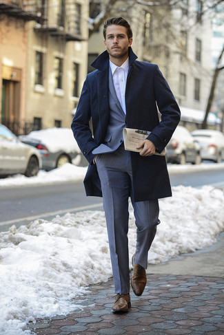 Rotbraune Schuhe aus Leder kombinieren – 497 Elegante Herren Outfits kalt Wetter: Kombinieren Sie einen dunkelblauen Mantel mit einem grauen Anzug für einen stilvollen, eleganten Look. Wenn Sie nicht durch und durch formal auftreten möchten, entscheiden Sie sich für braunen Leder Derby Schuhe.