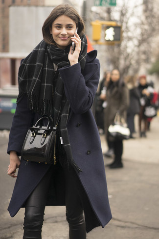 Dunkelblauen Mantel kombinieren – 112 Smart-Casual Damen Outfits kühl Wetter: Ein dunkelblauer Mantel und schwarze enge Jeans aus Leder erzielen ein lässiges Outfit, das aber immer stilvoll bleibt und die Persönlichkeit des Trägers unterstreicht.