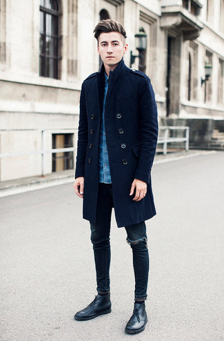 Tragen Sie einen dunkelblauen Mantel und dunkelblauen enge Jeans mit Destroyed-Effekten, um einen lockeren, aber dennoch stylischen Look zu erhalten. Fühlen Sie sich mutig? Komplettieren Sie Ihr Outfit mit schwarzen chukka-stiefeln aus leder.