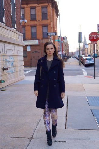 Dunkelblauen Mantel kombinieren – 189 Damen Outfits: Wenn Sie einen ultralässigen Look erzeugen möchten, macht diese Kombination aus einem dunkelblauen Mantel und grauen bedruckten Leggings Sinn. Vervollständigen Sie Ihr Look mit schwarzen Wildleder Stiefeletten.