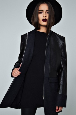 dunkelblauer Mantel, schwarzer Oversize Pullover, schwarze Leggings, schwarzer Wollhut für Damen