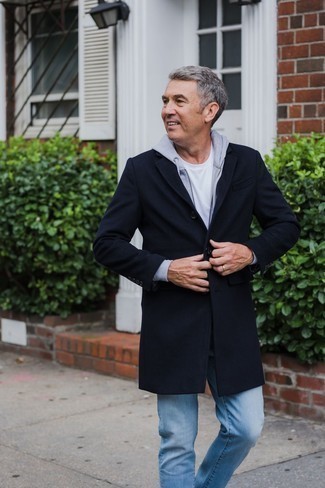 50 Jährige: Dunkelblauen Mantel kombinieren – 5 Casual Herren Outfits: Kombinieren Sie einen dunkelblauen Mantel mit hellblauen Jeans, wenn Sie einen gepflegten und stylischen Look wollen.