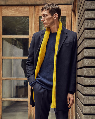 Senf Schal kombinieren – 77 Herren Outfits: Kombinieren Sie einen dunkelblauen Mantel mit einem senf Schal für einen entspannten Wochenend-Look.