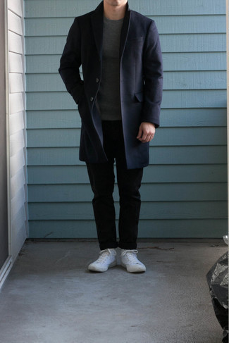 Dunkelblauen Mantel kombinieren – 500+ Herren Outfits: Vereinigen Sie einen dunkelblauen Mantel mit einer schwarzen Chinohose, um einen modischen Freizeitlook zu kreieren. Bringen Sie die Dinge durcheinander, indem Sie weißen hohe Sneakers aus Segeltuch mit diesem Outfit tragen.