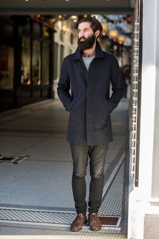 Dunkelbraune Leder Brogues kombinieren – 77 Herren Outfits kalt Wetter: Vereinigen Sie einen dunkelblauen Mantel mit dunkelgrauen Jeans, um einen modischen Freizeitlook zu kreieren. Fühlen Sie sich ideenreich? Entscheiden Sie sich für dunkelbraunen Leder Brogues.