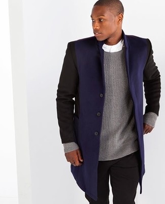 Wie dunkelblauen Mantel mit schwarzer Jeans zu kombinieren – 43 Smart-Casual Herren Outfits kalt Wetter: Die Kombination aus einem dunkelblauen Mantel und schwarzen Jeans eignet sich hervorragend zum Ausgehen oder für modisch-lässige Anlässe.