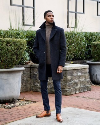 20 Jährige: Braunen Pullover kombinieren – 63 Smart-Casual Herren Outfits kalt Wetter: Tragen Sie einen braunen Pullover und eine dunkelblaue Chinohose für ein großartiges Wochenend-Outfit. Fühlen Sie sich mutig? Komplettieren Sie Ihr Outfit mit rotbraunen Chelsea Boots aus Leder.
