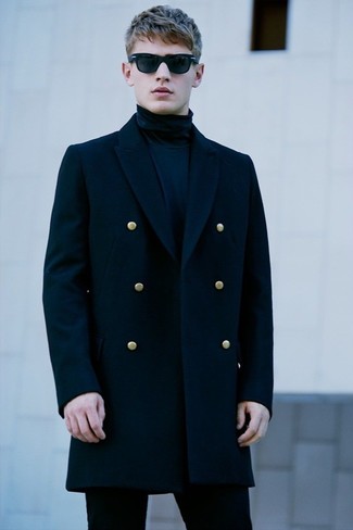 Wie dunkelblauen Mantel mit schwarzer Chinohose zu kombinieren – 55 Herren Outfits: Kombinieren Sie einen dunkelblauen Mantel mit einer schwarzen Chinohose, um einen modischen Freizeitlook zu kreieren.