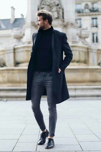 Wie schwarze Leder Derby Schuhe mit dunkelblauer Jeans zu kombinieren – 30 Herren Outfits kalt Wetter: Entscheiden Sie sich für einen dunkelblauen Mantel und dunkelblauen Jeans, um mühelos alles zu meistern, was auch immer der Tag bringen mag. Entscheiden Sie sich für schwarzen Leder Derby Schuhe, um Ihr Modebewusstsein zu zeigen.