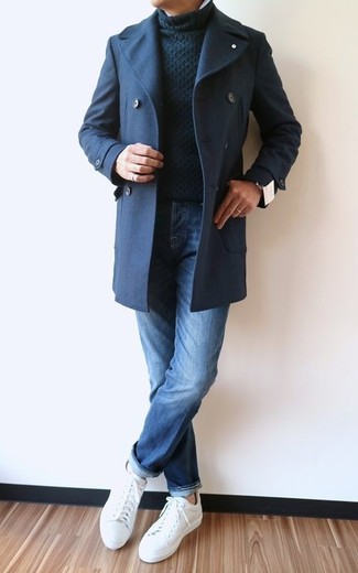 dunkelblauer Mantel, schwarzer Strick Rollkragenpullover, blaue Jeans, weiße Leder niedrige Sneakers für Herren