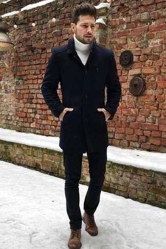 Welche Mäntel mit dunkelbrauner Freizeitstiefel zu tragen – 187 Smart-Casual Herren Outfits: Kombinieren Sie einen Mantel mit einer schwarzen Chinohose für Drinks nach der Arbeit. Eine dunkelbraune Freizeitstiefel sind eine gute Wahl, um dieses Outfit zu vervollständigen.