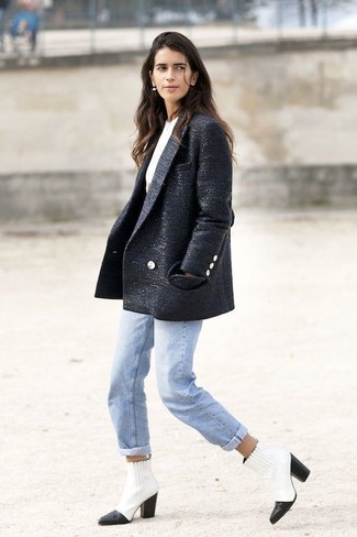 Weiße Stiefel kombinieren – 145 Damen Outfits: Für diesen lässigen Look eignen sich ein dunkelblauer Tweed Mantel und hellblaue Jeans ganz besonders gut. Wählen Sie die legere Option mit weißen Stiefeln.