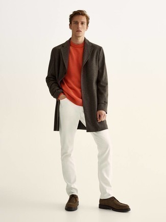 dunkelbrauner Mantel, orange Pullover mit einem Rundhalsausschnitt, weiße Jeans, dunkelbraune Chukka-Stiefel aus Wildleder für Herren
