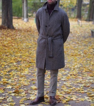30 Jährige: Dunkelrote Monks kombinieren – 39 Herbst Herren Outfits: Tragen Sie einen dunkelbraunen Mantel mit Hahnentritt-Muster und eine graue Anzughose für eine klassischen und verfeinerte Silhouette. Dunkelrote Monks sind eine kluge Wahl, um dieses Outfit zu vervollständigen. Ein cooler Look für den Herbst.