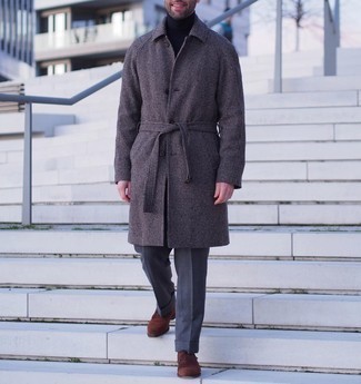 Elegante kühl Wetter Outfits Herren 2024: Etwas Einfaches wie die Wahl von einem dunkelbraunen Mantel mit Hahnentritt-Muster und einer dunkelgrauen Wollanzughose kann Sie von der Menge abheben. Braune Wildleder Oxford Schuhe sind eine großartige Wahl, um dieses Outfit zu vervollständigen.
