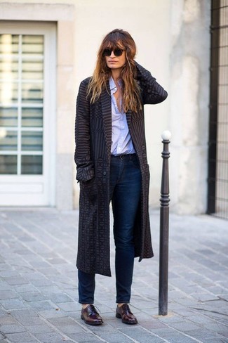 Dunkelrote Leder Oxford Schuhe kombinieren – 9 Damen Outfits: Um einen stylischen Alltags-Look zu erzielen, sind ein dunkelgrauer Mantel und dunkelblaue Jeans ganz prima geeignet. Dunkelrote Leder Oxford Schuhe sind eine großartige Wahl, um dieses Outfit zu vervollständigen.