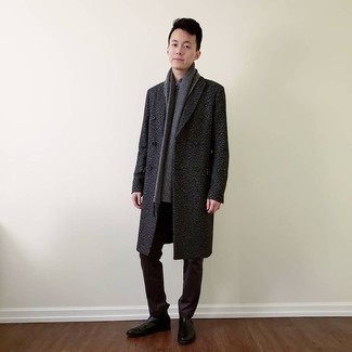 Dunkelgrauen Schal kombinieren – 500+ Herren Outfits: Erwägen Sie das Tragen von einem dunkelgrauen Mantel und einem dunkelgrauen Schal für einen entspannten Wochenend-Look. Fühlen Sie sich mutig? Vervollständigen Sie Ihr Outfit mit dunkelbraunen Chelsea Boots aus Leder.