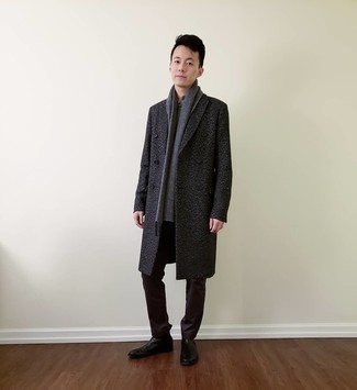 Dunkelgrauen Schal kombinieren – 500+ Herren Outfits: Für ein bequemes Couch-Outfit, paaren Sie einen dunkelgrauen Mantel mit einem dunkelgrauen Schal. Wählen Sie schwarzen Chelsea Boots aus Leder, um Ihr Modebewusstsein zu zeigen.