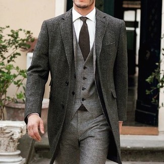 Dunkelgrauen Wolldreiteiler kombinieren – 11 Elegante Herren Outfits kühl Wetter: Entscheiden Sie sich für einen dunkelgrauen Wolldreiteiler und einen dunkelgrauen Mantel für einen stilvollen, eleganten Look.