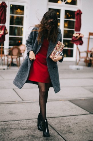Elegante kühl Wetter Outfits Damen 2024: Probieren Sie diese Kombination aus einem dunkelgrauen Mantel und einem roten gerade geschnittenem Kleid, um einen edlen, aber nicht zu formalen Look zu erhalten. Dieses Outfit passt hervorragend zusammen mit schwarzen leder stiefeletten.