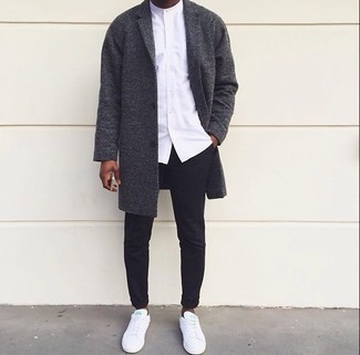 Dunkelgrauen Mantel kombinieren – 500+ Herren Outfits: Kombinieren Sie einen dunkelgrauen Mantel mit einer schwarzen Chinohose für Drinks nach der Arbeit. Fühlen Sie sich ideenreich? Wählen Sie weißen Segeltuch niedrige Sneakers.