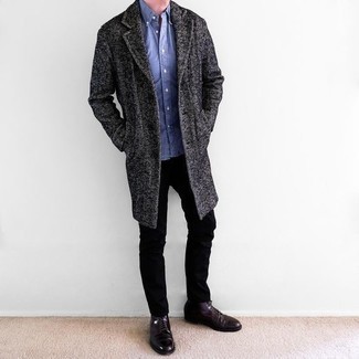 Hellviolette Lederfreizeitstiefel kombinieren – 19 Herren Outfits: Entscheiden Sie sich für einen dunkelgrauen Mantel und eine schwarze Chinohose, wenn Sie einen gepflegten und stylischen Look wollen. Vervollständigen Sie Ihr Look mit einer hellvioletten Lederfreizeitstiefeln.