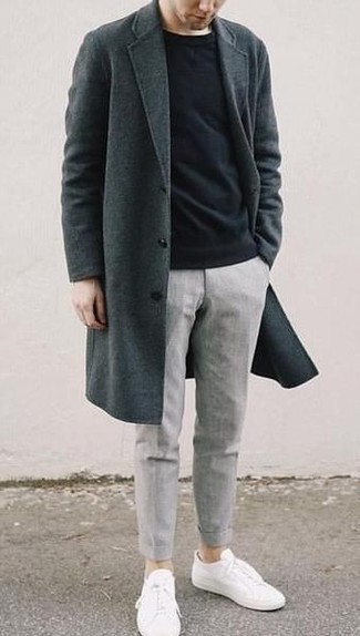 Dunkelgrauen Mantel kombinieren – 500+ Herren Outfits: Entscheiden Sie sich für einen dunkelgrauen Mantel und eine graue Chinohose, um einen eleganten, aber nicht zu festlichen Look zu kreieren. Fühlen Sie sich ideenreich? Ergänzen Sie Ihr Outfit mit weißen Segeltuch niedrigen Sneakers.