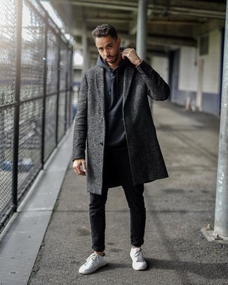 Grauen Pullover mit einem Kapuze kombinieren – 150 Smart-Casual Herren Outfits: Kombinieren Sie einen grauen Pullover mit einem Kapuze mit schwarzen Jeans für ein großartiges Wochenend-Outfit. Weiße Segeltuch niedrige Sneakers sind eine ideale Wahl, um dieses Outfit zu vervollständigen.
