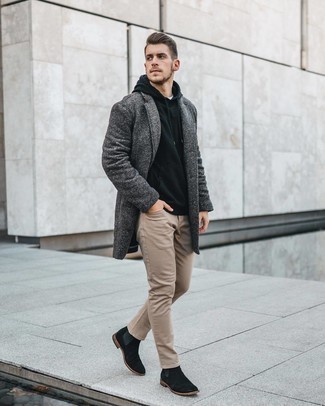 Beige Jeans kombinieren – 553+ Herren Outfits: Tragen Sie einen dunkelgrauen Mantel und beige Jeans, wenn Sie einen gepflegten und stylischen Look wollen. Wählen Sie schwarzen Chelsea Boots aus Wildleder, um Ihr Modebewusstsein zu zeigen.