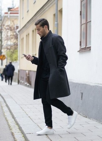 dunkelgrauer Mantel, schwarzer Pullover mit einem Rundhalsausschnitt, schwarze Chinohose, weiße Leder niedrige Sneakers für Herren