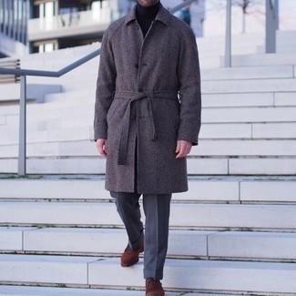 30 Jährige: Grauen Mantel kombinieren – 244 Elegante Herren Outfits kühl Wetter: Entscheiden Sie sich für einen grauen Mantel und eine blaue Anzughose für einen stilvollen, eleganten Look. Braune Wildleder Oxford Schuhe sind eine großartige Wahl, um dieses Outfit zu vervollständigen.