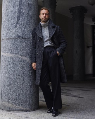 Schwarze Anzughose kombinieren – 994+ Herren Outfits: Kombinieren Sie einen dunkelgrauen Mantel mit Fischgrätenmuster mit einer schwarzen Anzughose, um vor Klasse und Perfektion zu strotzen. Schwarze Leder Slipper sind eine kluge Wahl, um dieses Outfit zu vervollständigen.